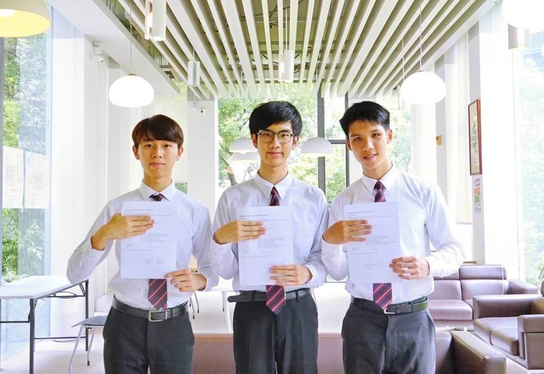 4-男拔萃25年IB状元合影.png