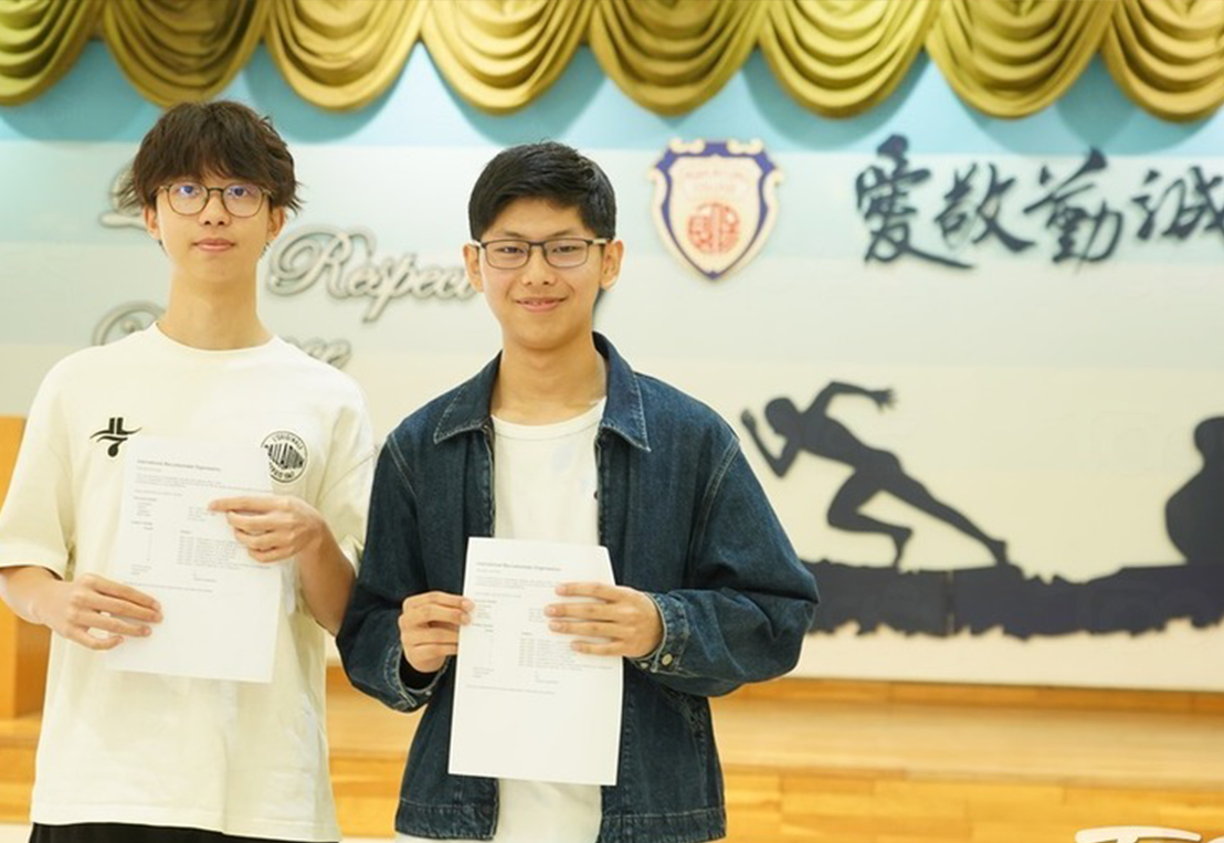 6-保良局颜保玲书院25年两位IB状元合影.png